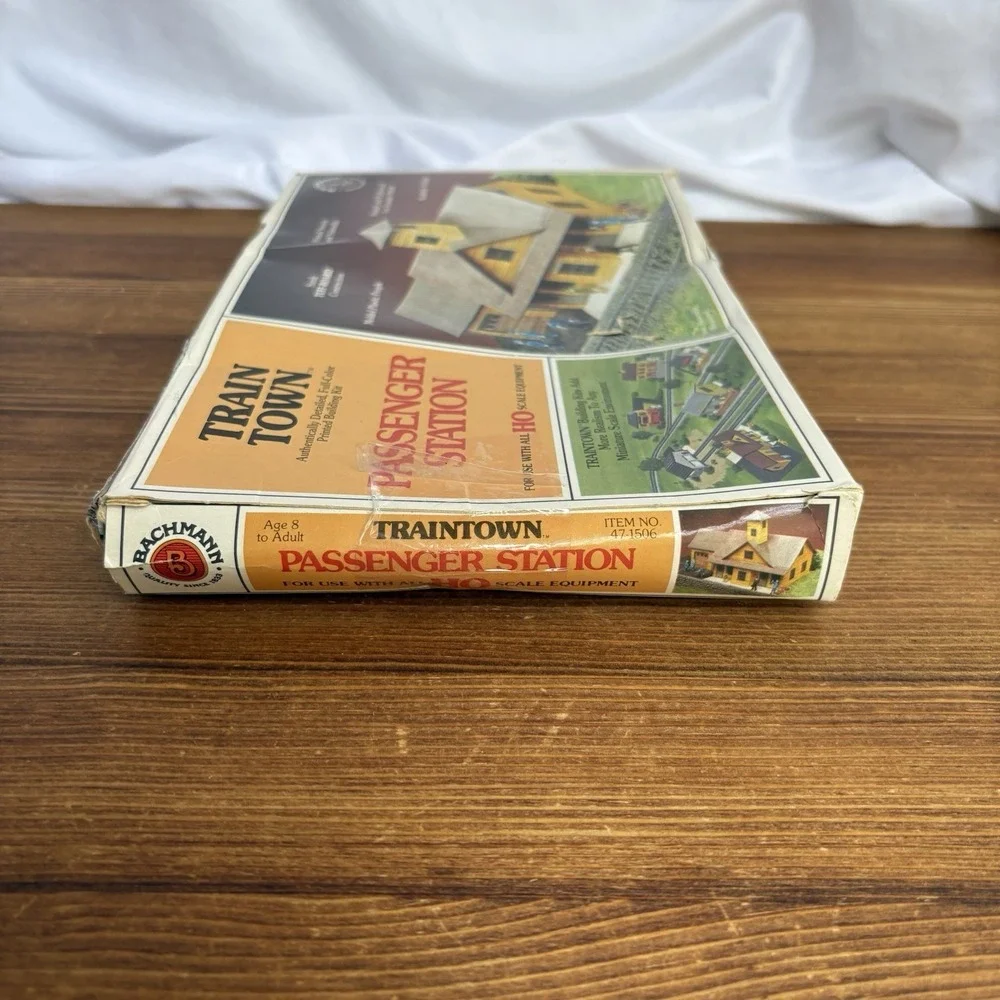 Bachmann Train Town HO Scale Passenger Station Model Kit 47-1506 Complete Box